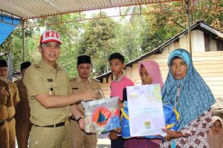 Bupati H2G Serahkan Bantuan Korban Kebakaran Di Leban Jaya